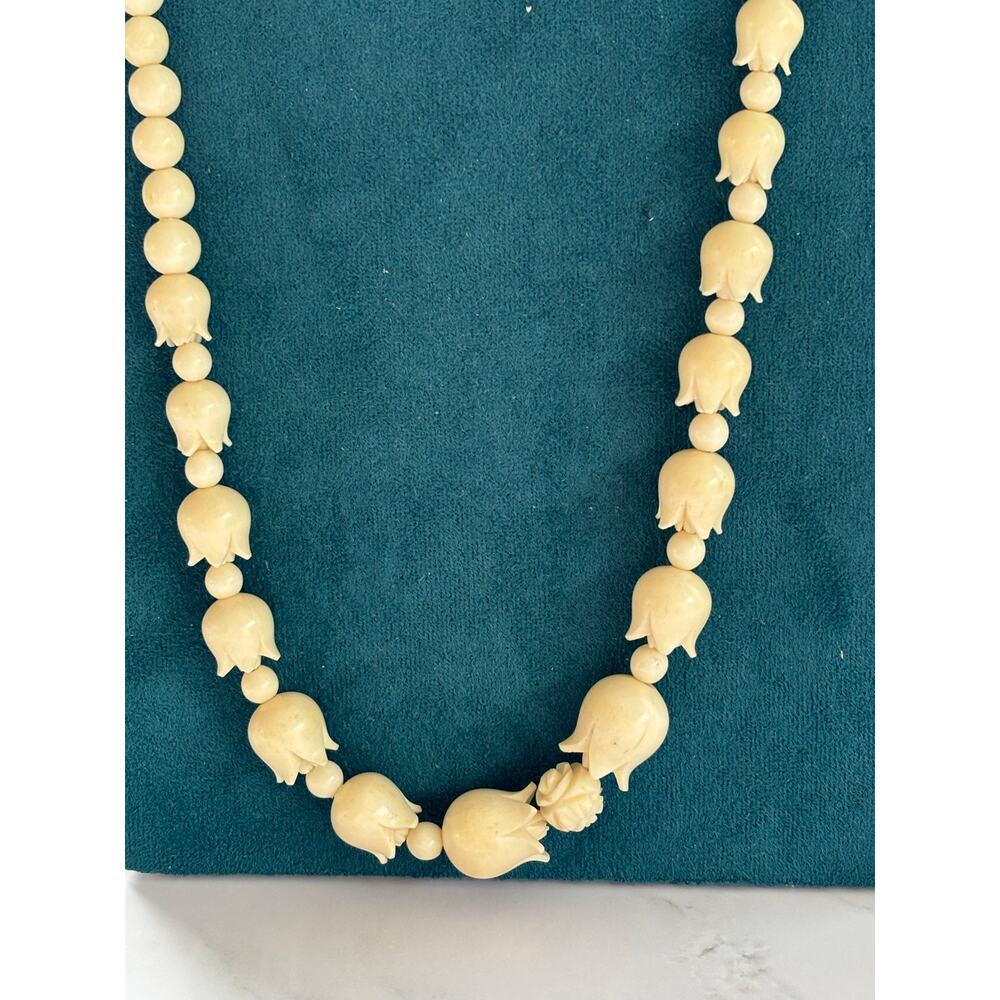 Vintage 1940's Celluloid Tulip Graduated Beads Necklace - Picture 3 of 6